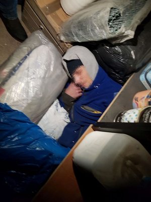 Ukrywał się pod workami z cementem