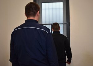 Idąc przez osiedle niszczyli samochody. Ostatecznie dotarli do policyjnej celi.