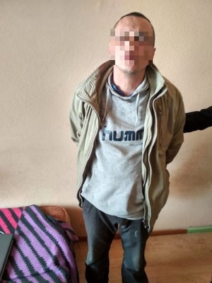 Komputerowe przejście z gabinetu lekarskiego do policyjnej celi