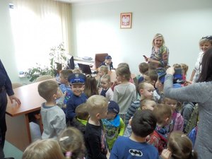 Przedszkolaki z Mąchocic Kapitulnych z wizytą w Komisariacie Policji I Kielcach