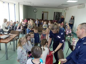 Przedszkolaki z Mąchocic Kapitulnych z wizytą w Komisariacie Policji I Kielcach