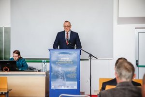 Prorektor Wyższej Szkoły Ekonomii, Prawa i Nauk Medycznych im. prof. Edwarda Lipińskiego w Kielcach dr Krzysztof Wątorek