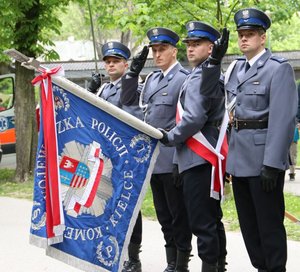 Policjanci biorący udział w uroczystych obchodach