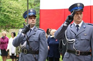 Policjanci biorący udział w uroczystych obchodach