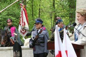 Składanie wiązanek pod pomnikiem Staszica