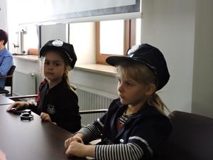 dzieci podczas wizyty w komendzie