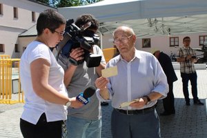 uczestnicy inaugurujący wystawę