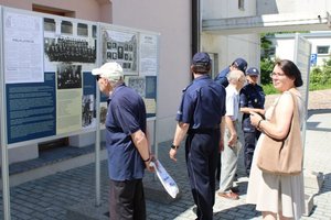 uczestnicy inaugurujący wystawę