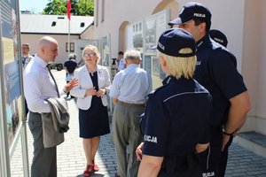 uczestnicy inaugurujący wystawę