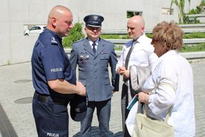 uczestnicy inaugurujący wystawę