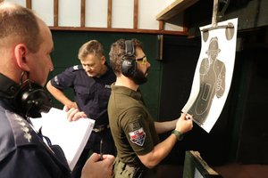 policjanci na strzelnicy