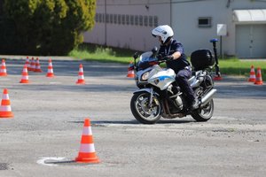 policjant na motocyklu