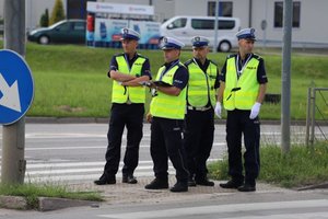 Policjanci kierujący ruchem