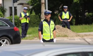 Policjanci kierujący ruchem