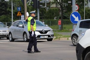 Policjanci kierujący ruchem