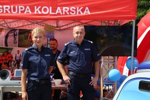 grupa kolarska i policjanci z włoszczowskiej komendy