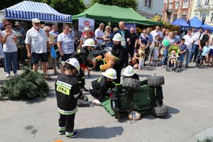 mali strażacy, dron w locie