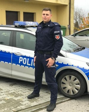 policjant, który zatrzymał nietrzeźwego kierującego