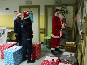 Policjanci i Mikołaj z wizytą u dzieci