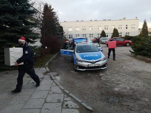 Policjanci i Mikołaj z wizytą u dzieci