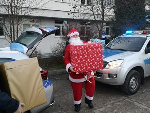 Policjanci i Mikołaj z wizytą u dzieci