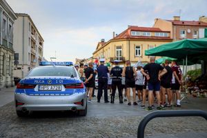 Uczestnicy biegu oraz policjanci