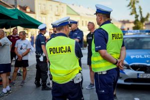 Uczestnicy biegu oraz policjanci