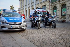 Uczestnicy biegu oraz policjanci