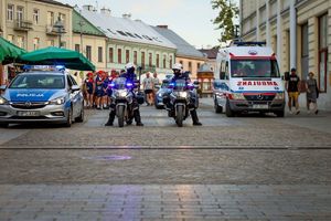 Uczestnicy biegu oraz policjanci