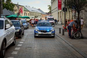 Uczestnicy biegu oraz policjanci