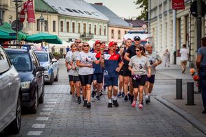 Uczestnicy biegu oraz policjanci