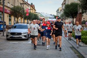 Uczestnicy biegu oraz policjanci