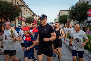 Uczestnicy biegu oraz policjanci