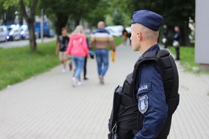 policjanci podczas zabezpieczenia meczu