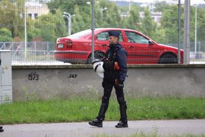 policjanci podczas zabezpieczenia meczu