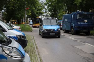 policjanci podczas zabezpieczenia meczu