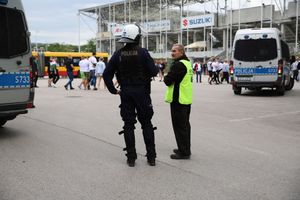 policjanci podczas zabezpieczenia meczu