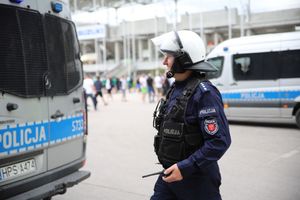 policjanci podczas zabezpieczenia meczu