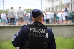 policjanci podczas zabezpieczenia meczu