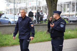 policjanci podczas zabezpieczenia meczu