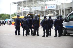 policjanci podczas zabezpieczenia meczu