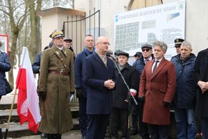 Policjanci i uczestnicy uroczystości pod pomnikiem Sybiraków oraz ofiar zbrodni katyńskiej.