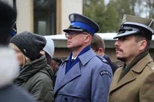 Policjanci i uczestnicy uroczystości pod pomnikiem Sybiraków oraz ofiar zbrodni katyńskiej.