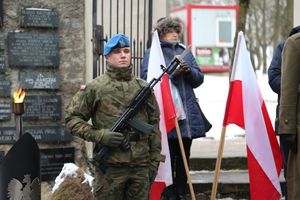 Policjanci i uczestnicy uroczystości pod pomnikiem Sybiraków oraz ofiar zbrodni katyńskiej.