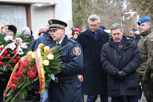 Policjanci i uczestnicy uroczystości pod pomnikiem Sybiraków oraz ofiar zbrodni katyńskiej.