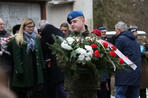 Policjanci i uczestnicy uroczystości pod pomnikiem Sybiraków oraz ofiar zbrodni katyńskiej.