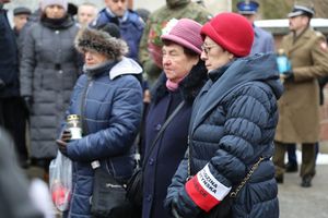 Policjanci i uczestnicy uroczystości pod pomnikiem Sybiraków oraz ofiar zbrodni katyńskiej.