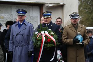 Policjanci i uczestnicy uroczystości pod pomnikiem Sybiraków oraz ofiar zbrodni katyńskiej.