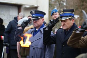 Policjanci i uczestnicy uroczystości pod pomnikiem Sybiraków oraz ofiar zbrodni katyńskiej.