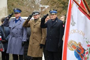 Policjanci i uczestnicy uroczystości pod pomnikiem Sybiraków oraz ofiar zbrodni katyńskiej.